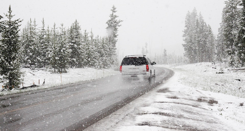 Come guidare con la neve: il vadevecum da tenere a mente