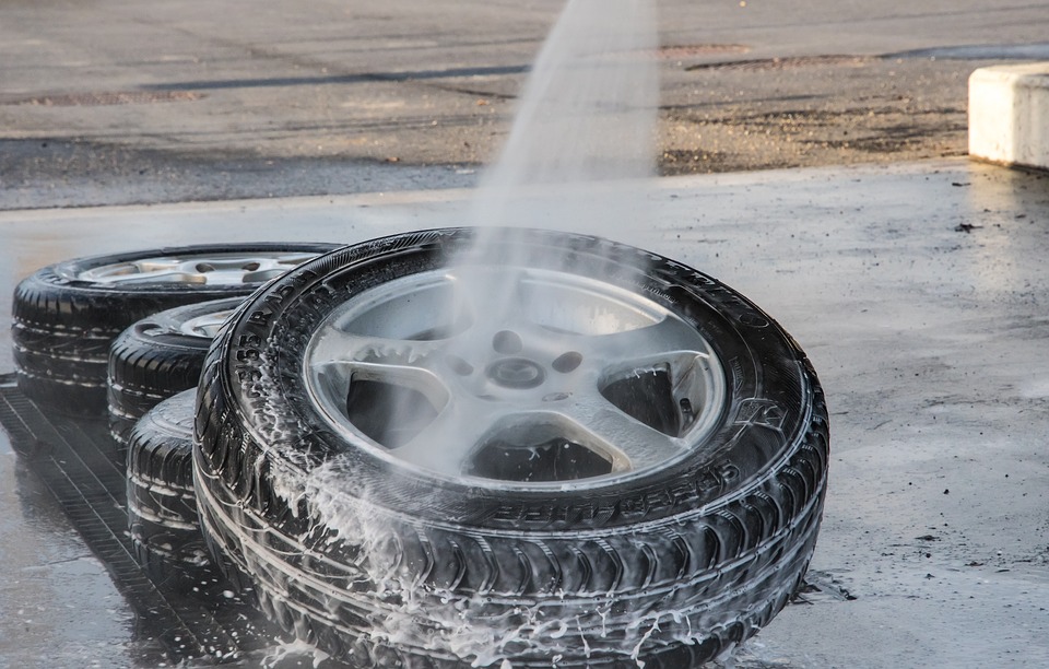 Come pulire le gomme dell’auto: procedimento passo passo