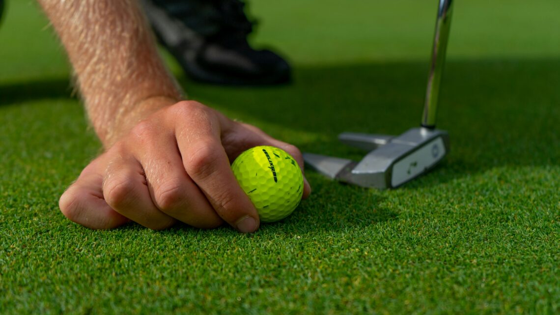 Imparare a giocare a golf: gli strumenti per iniziare