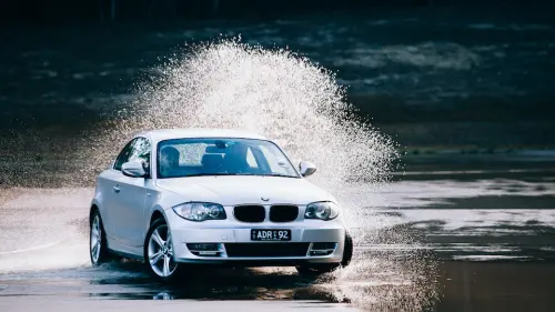 Cos’è l’aquaplaning, perché è pericoloso, come evitarlo